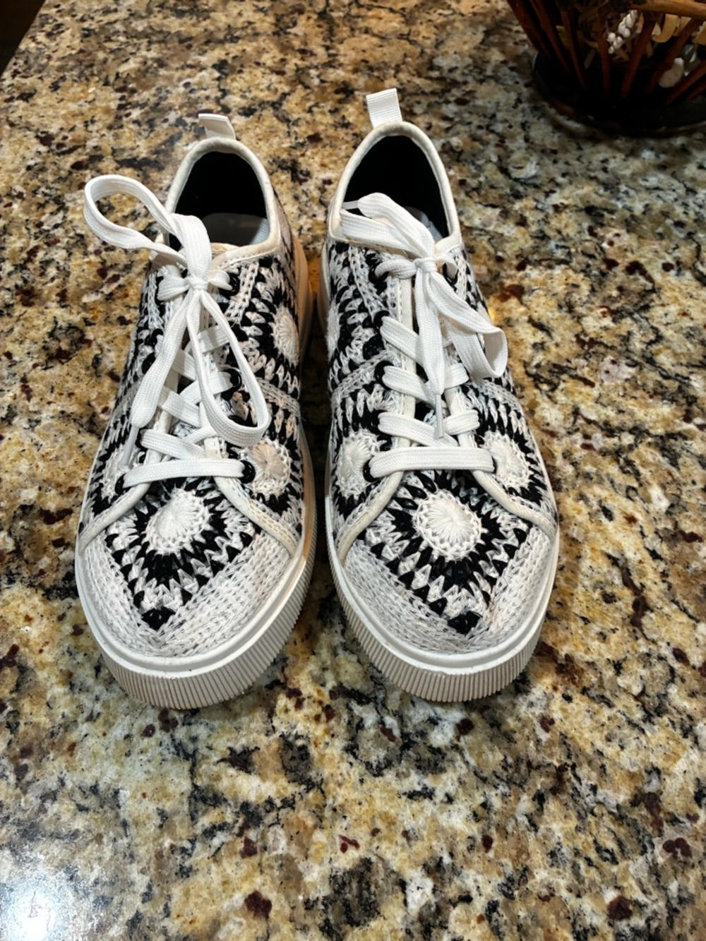 Womens Mata Brand Size 6 Crochet Lace-Up Platform Sneakers - Black & White